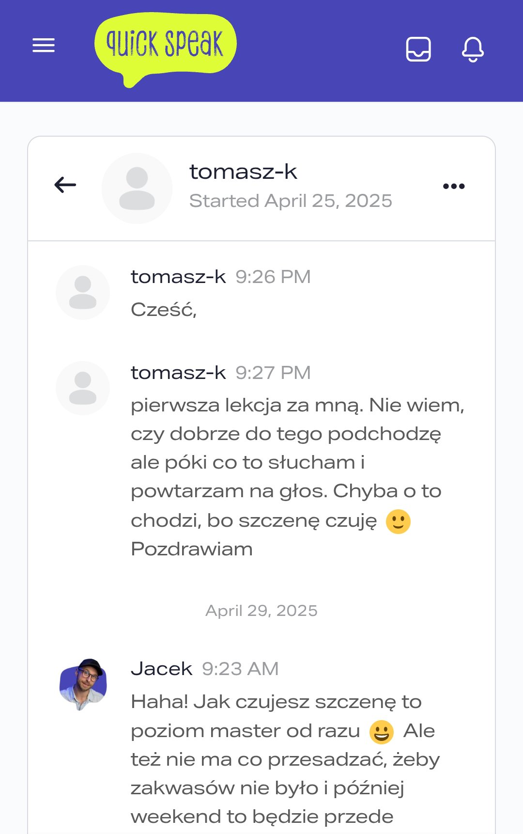 Tomasz pisze, że po pierwszej lekcji słucha i powtarza na głos
